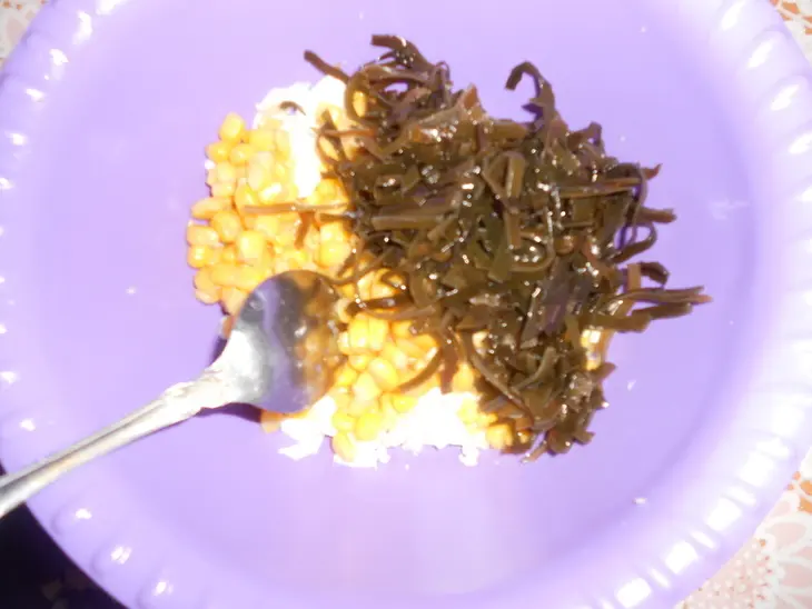 Салат с рисом, кукурузой и морской капустой: шаг 4