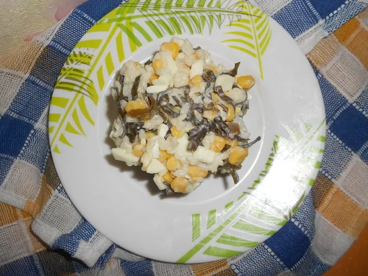 Салат с рисом, кукурузой и морской капустой: шаг 6