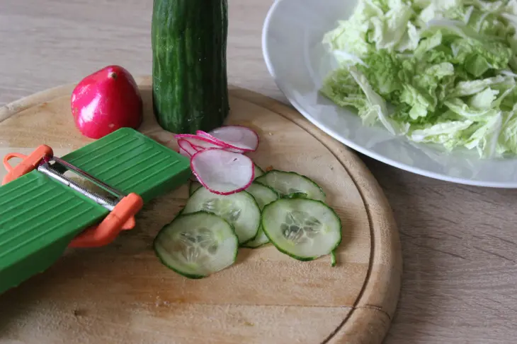 Весенний салат с копченой курицей: шаг 3