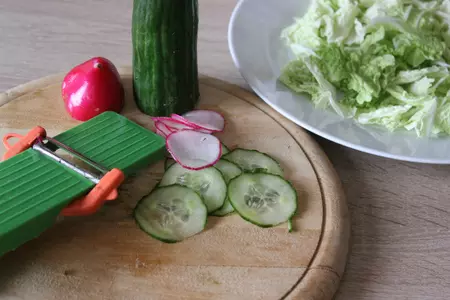 Весенний салат с копченой курицей: шаг 3