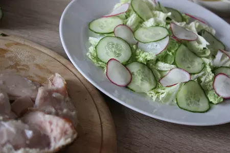Весенний салат с копченой курицей: шаг 4