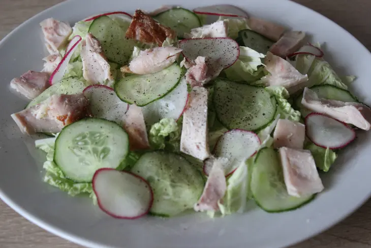 Весенний салат с копченой курицей: шаг 5