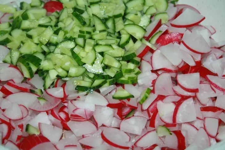 Окрошка на айране с сосисками и прованскими травами: шаг 2