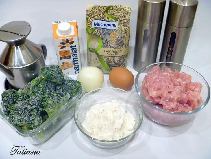 Тефтели куриные с рисом и брокколи: шаг 1