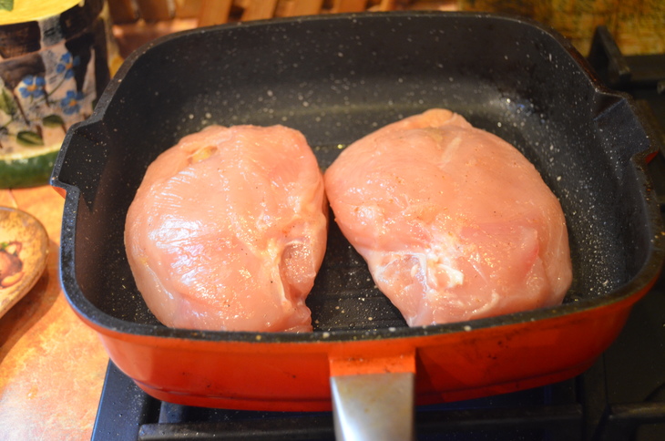 Куриная грудка фаршированная домашним паштетом, запеченная в сливочном соусе: шаг 6
