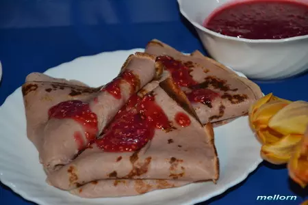 Малиновые блины с малиново-шоколадным соусом: шаг 8