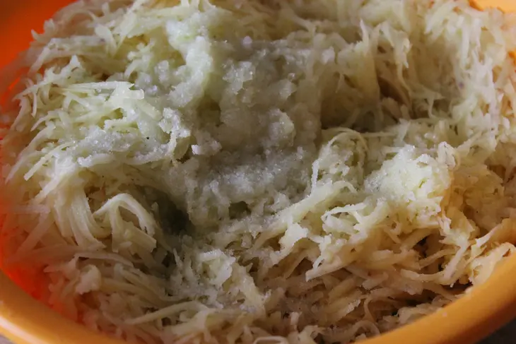 Картофельные оладьи с беконом и ветчиной: шаг 2