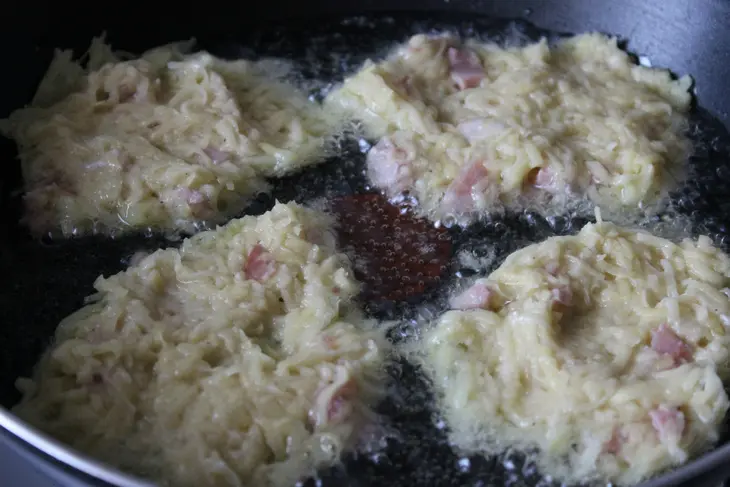 Картофельные оладьи с беконом и ветчиной: шаг 7