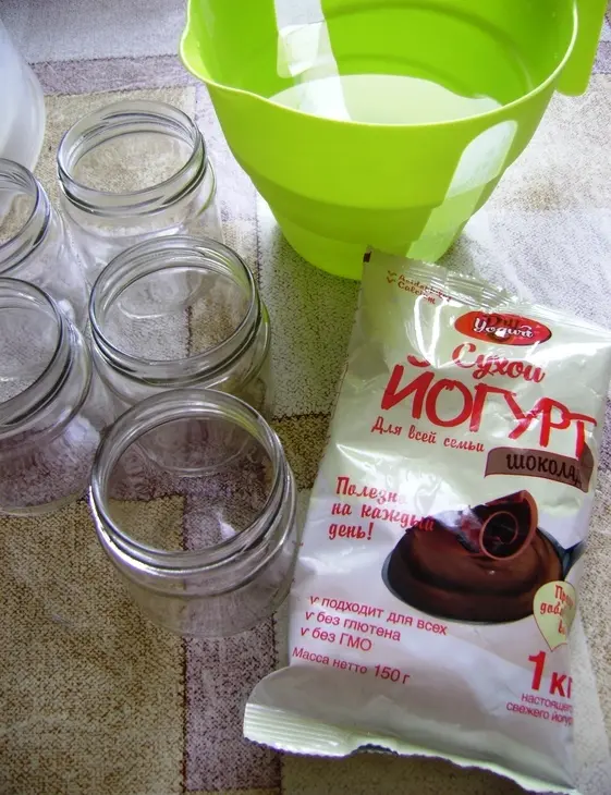 Пышные оладьи на йогурте: шаг 1