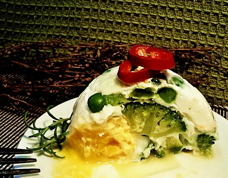 Яйца с брокколи и зеленым горошком! "3 шага и готово!" быстро и вкусно!: шаг 4