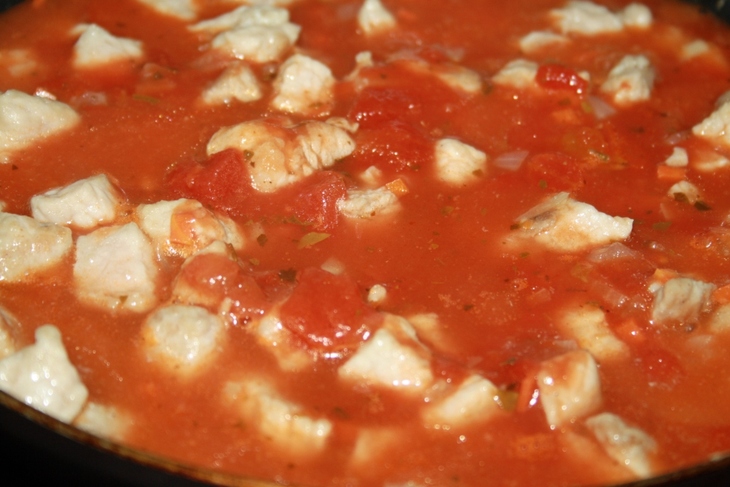 Свиной гуляш с горошком в томатно-сметанном соусе с ароматным рисом на гарнир: шаг 3