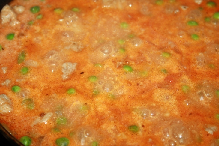 Свиной гуляш с горошком в томатно-сметанном соусе с ароматным рисом на гарнир: шаг 6