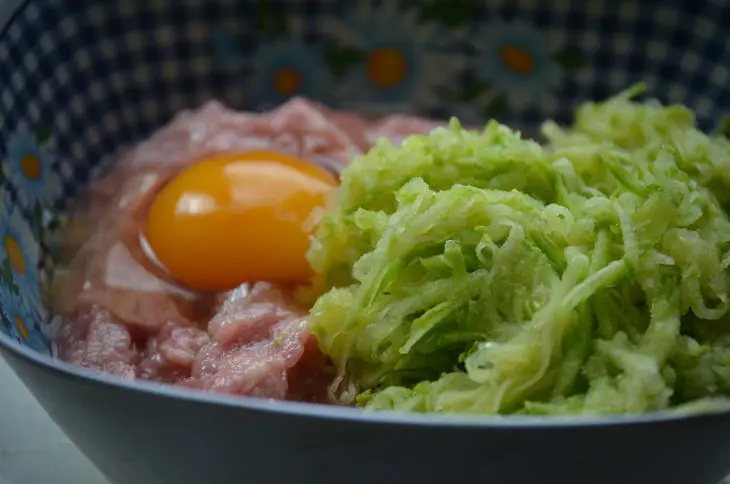 Рис с мясным рулетом из курицы и грибами: шаг 1