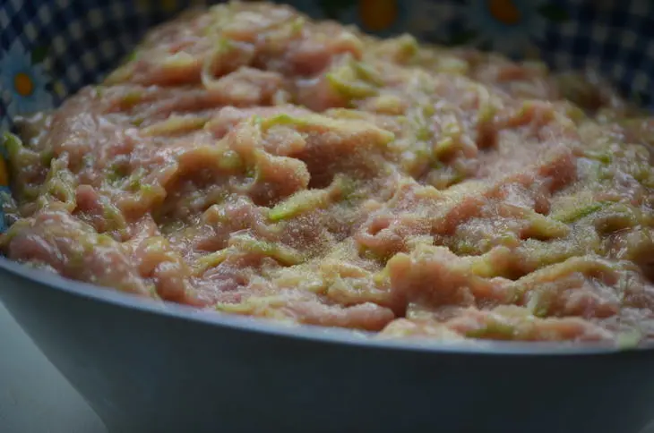 Рис с мясным рулетом из курицы и грибами: шаг 2