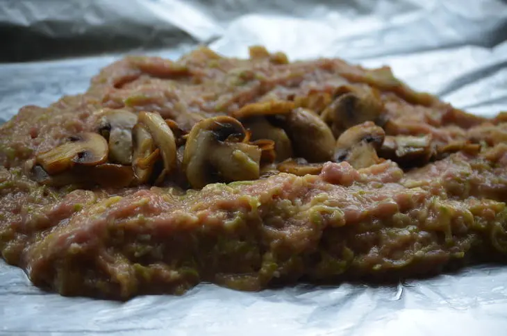 Рис с мясным рулетом из курицы и грибами: шаг 4