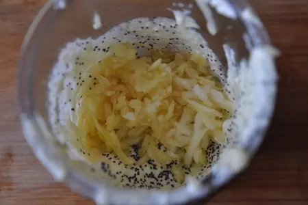 Творожная запеканка с маком и яблоком: шаг 4
