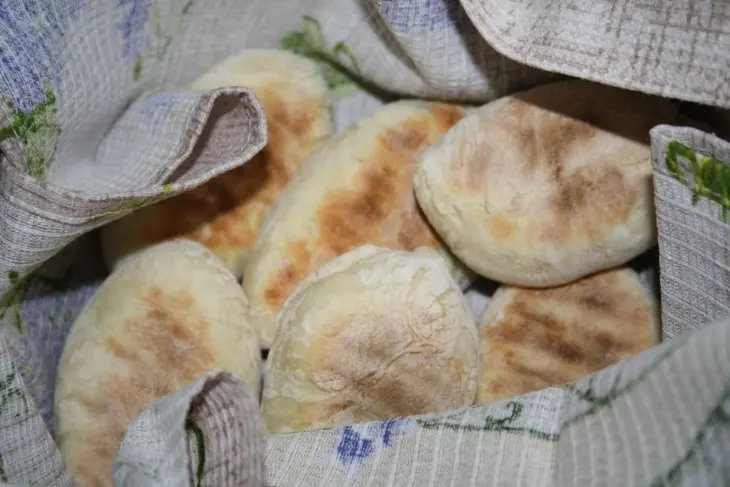 Пирожки-гриль с фетой, яйцом, зеленью и рисом: шаг 10