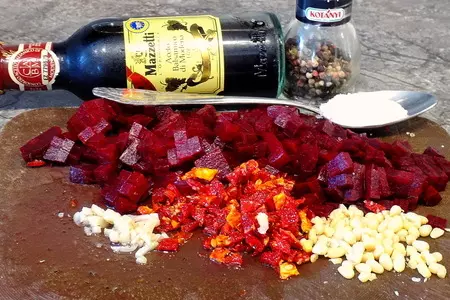 Тартар из свеклы с вялеными помидорами и кедровыми орехами: шаг 2