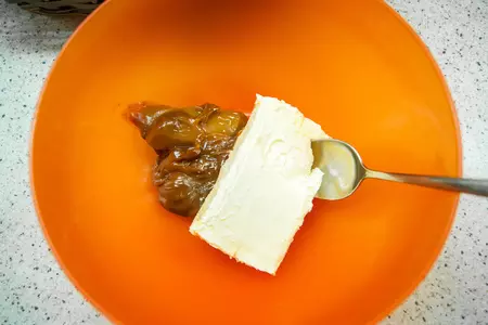 Шоколадная колбаса с мармеладками и фисташками: шаг 1