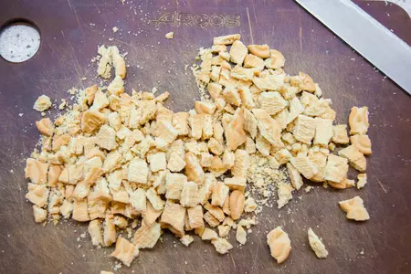 Шоколадная колбаса с мармеладками и фисташками: шаг 2