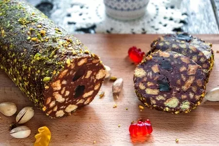 Шоколадная колбаса с мармеладками и фисташками: шаг 5
