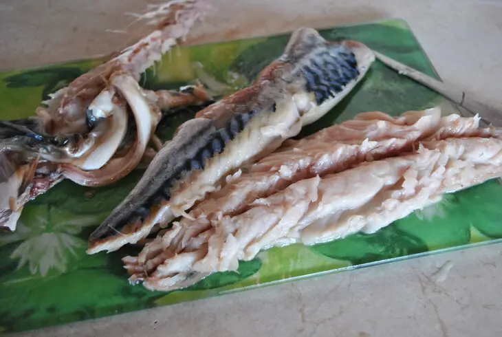 Малосольная скумбрия: шаг 1