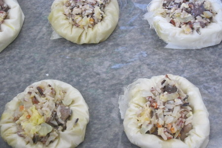 Пирожки-гнёздышки из теста фило с цветным рисом и грибами: шаг 10