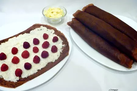 Блинные рулетики с кокосово-рисовым кремом и малиной: шаг 6