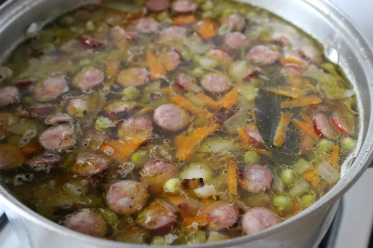 Картофельный суп с зеленым горошком и пряными колбасками: шаг 5