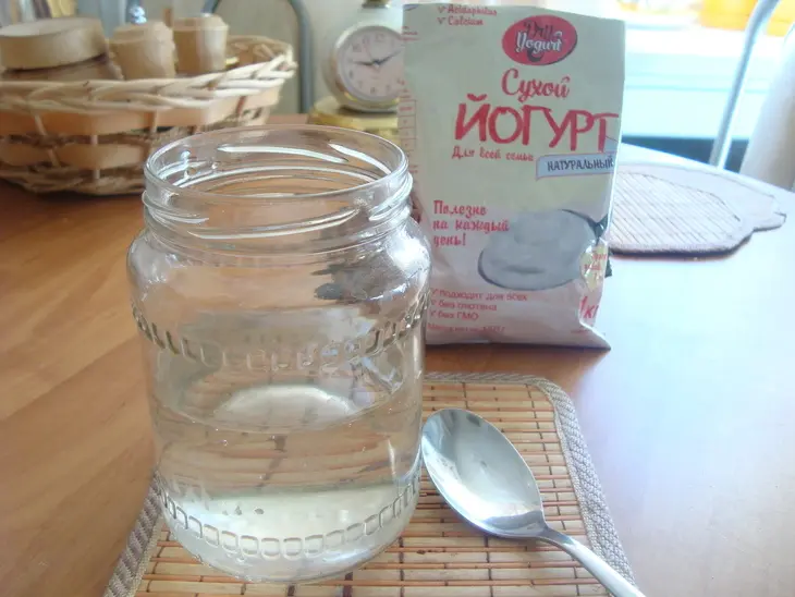 Оладьи на йогурте с вяленой клюквой: шаг 1
