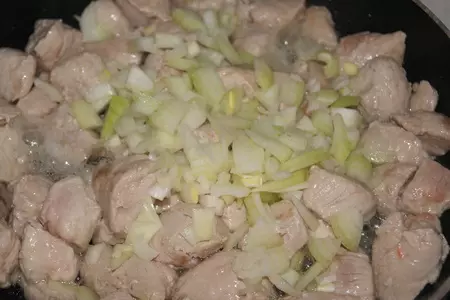 Драники с начинкой из густого гуляша: шаг 2
