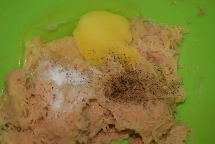 Драники с начинкой из густого гуляша: шаг 8