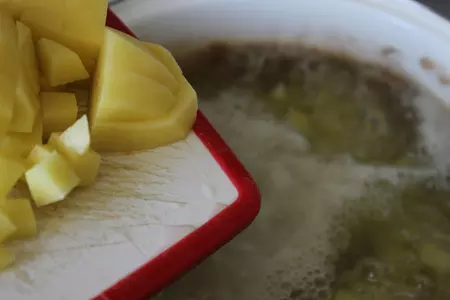 Вермишелевый суп с сосисками: шаг 2