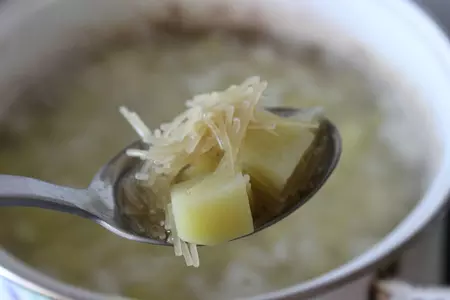 Вермишелевый суп с сосисками: шаг 3