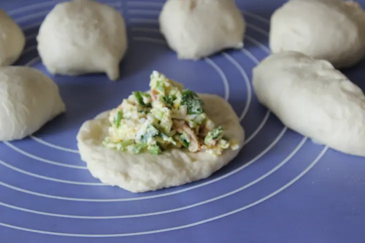 Жареные пирожки с яйцом, зеленым луком и копченой курицей: шаг 6