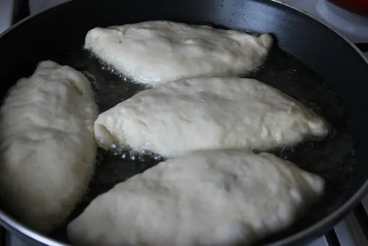 Жареные пирожки с яйцом, зеленым луком и копченой курицей: шаг 8