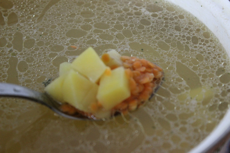 Ароматный чечевичный суп с испанской колбасой: шаг 4