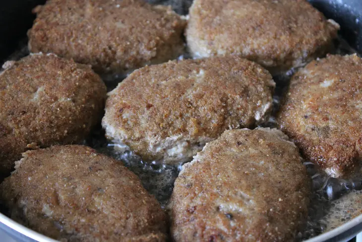 Сочные мясные котлеты с кускусом и шампиньонами: шаг 5