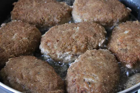Сочные мясные котлеты с кускусом и шампиньонами: шаг 5
