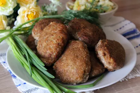 Сочные мясные котлеты с кускусом и шампиньонами: шаг 7