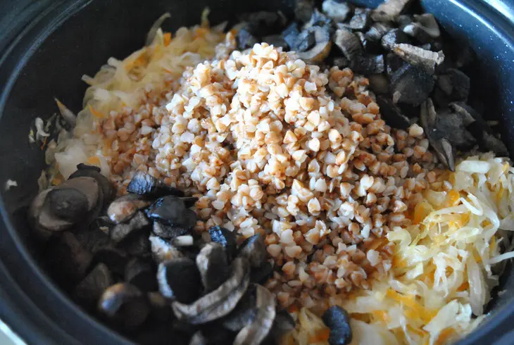 Пирожки с гречкой, квашеной капустой и лесными грибами: шаг 5
