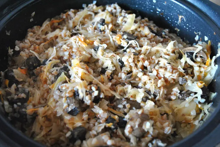 Пирожки с гречкой, квашеной капустой и лесными грибами: шаг 6