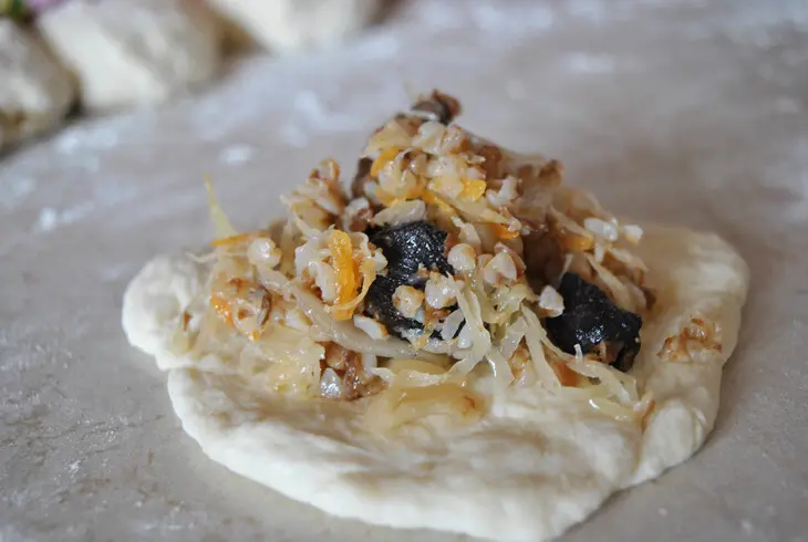 Пирожки с гречкой, квашеной капустой и лесными грибами: шаг 7