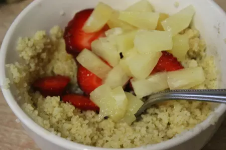 Фруктово-ягодный кускус с медом и корицей: шаг 4