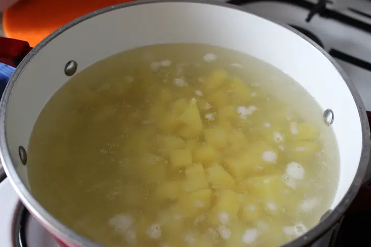 Суп из рыбных консервов с кускусом: шаг 1