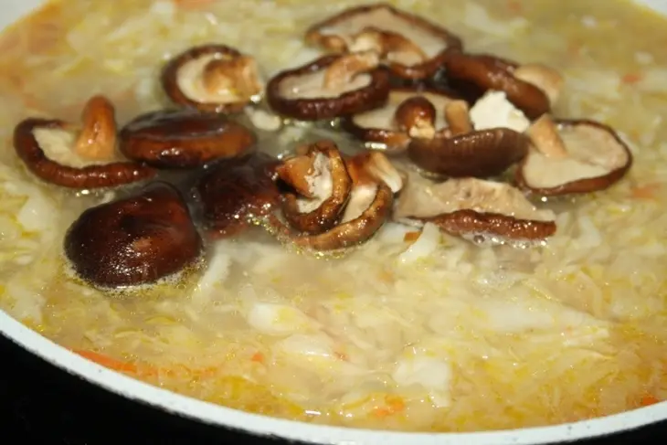 Сытный постный суп с кислой капустой, грибами и диким рисом: шаг 6