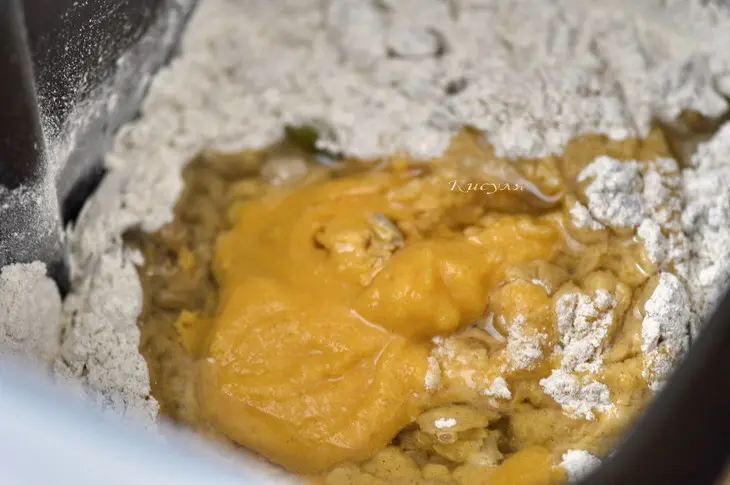 Пшенично-ржаной тыквенный хлеб с семечками и орехами  (рецепт для хлебопечки): шаг 7