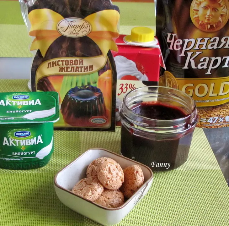 Сливочно-йогуртовый десерт с черной смородиной: шаг 1