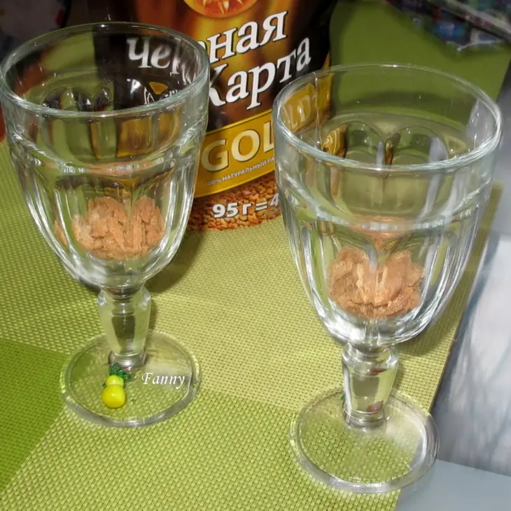 Сливочно-йогуртовый десерт с черной смородиной: шаг 4