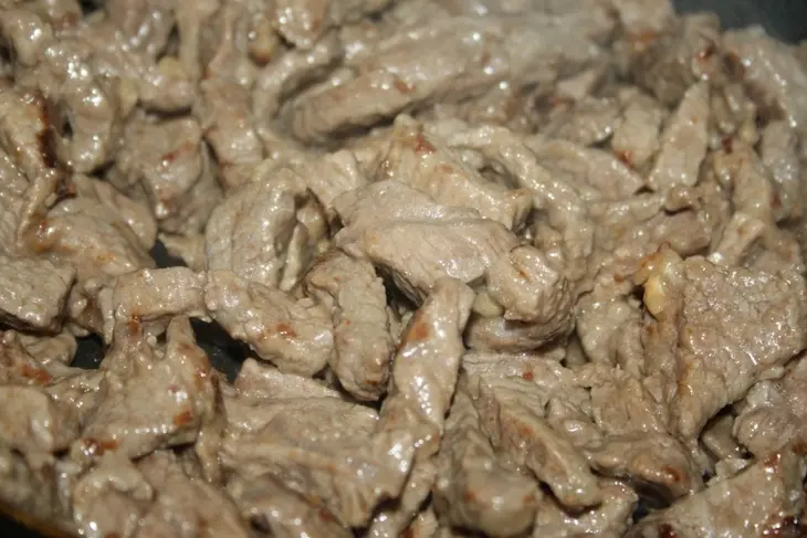 Бефстроганов от оскара кучеры (с огурчиками и кинзой): шаг 2